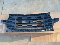 Ford RB5Z-8200-AA Radiator Grille Assembly Ford RB5Z-8200-AA Radiator Grille Assembly
